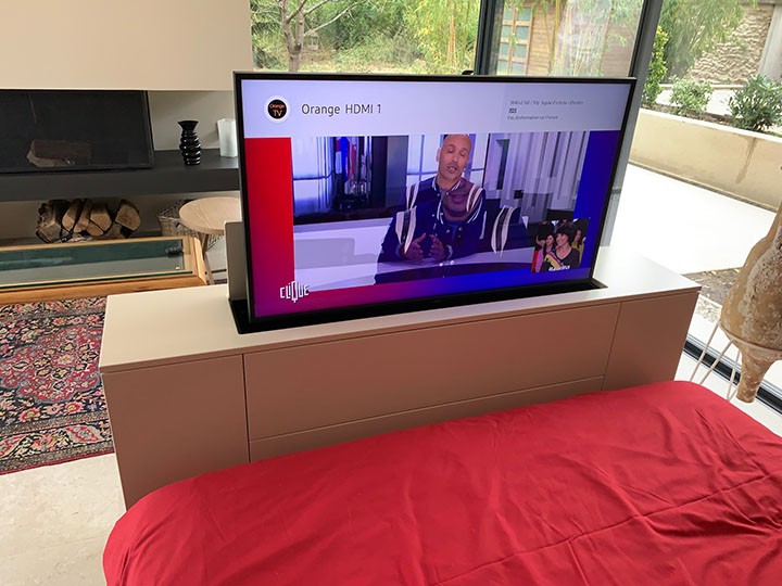 Bout de lit avec tv escamotable, meuble TV en bout de lit, meuble avec TV  escamotable pour pied de lit
